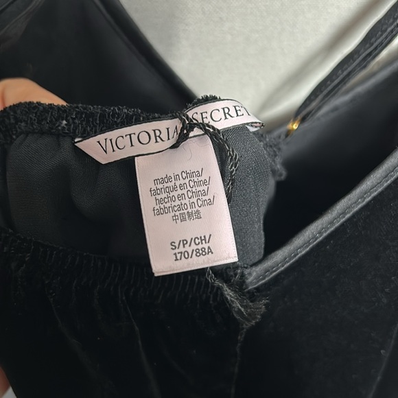 Victoria’s Secret black velour velvet romper size small - Picture 10 of 10